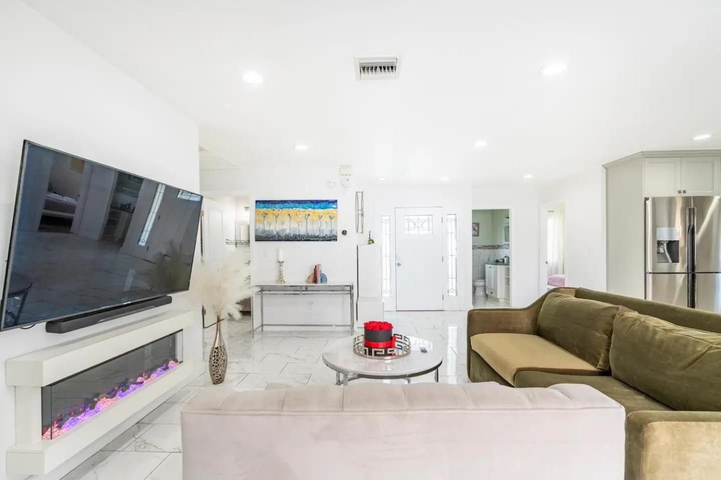 Holiday home New Luxury Entertaining House With Pool Sauna Tesla Charger Pets Los Angeles