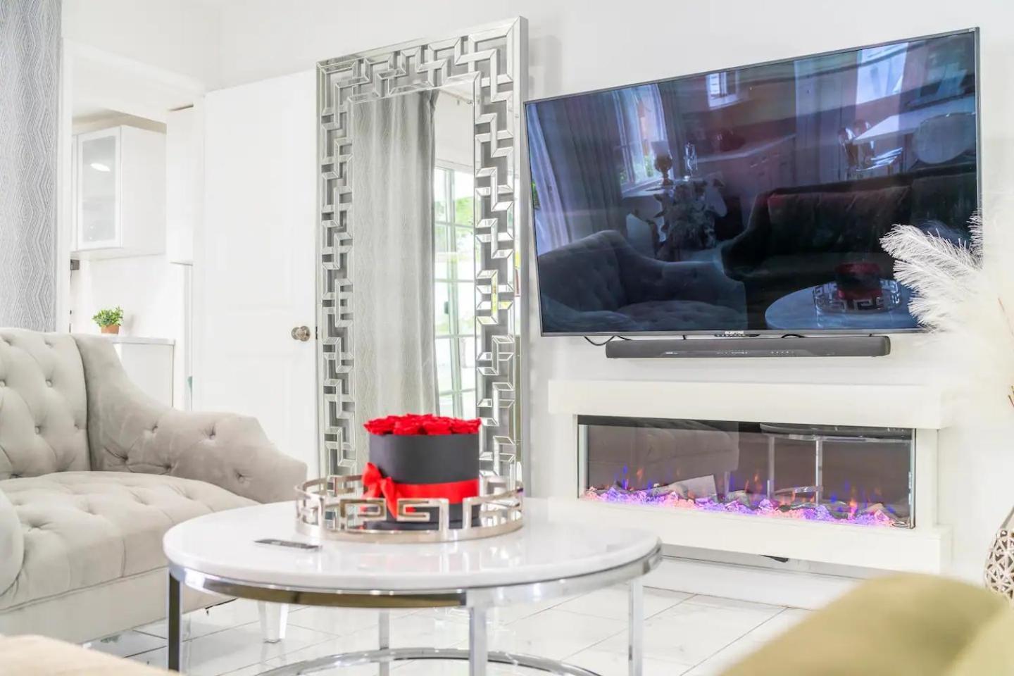 New Luxury Entertaining House With Pool Sauna Tesla Charger Pets * Los Angeles