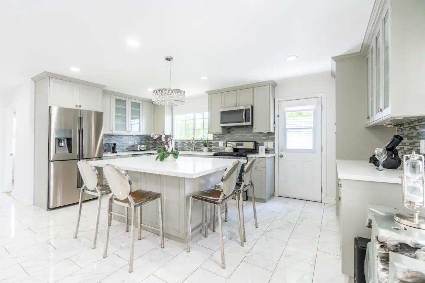 Holiday home New Luxury Entertaining House With Pool Sauna Tesla Charger Pets Los Angeles