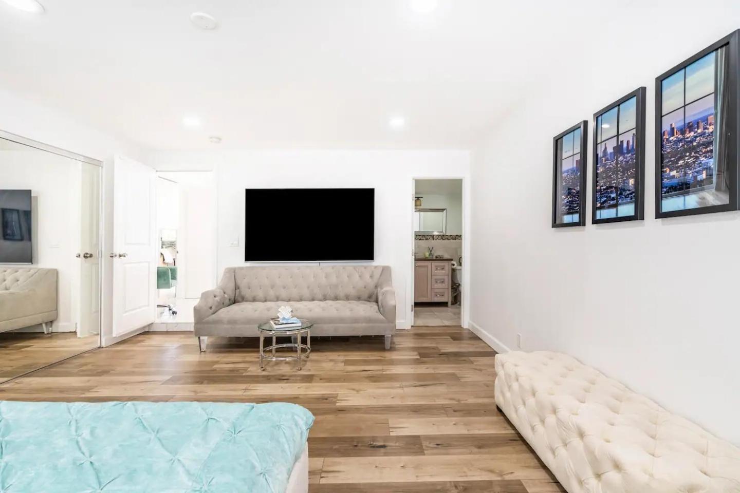 Holiday home New Luxury Entertaining House With Pool Sauna Tesla Charger Pets