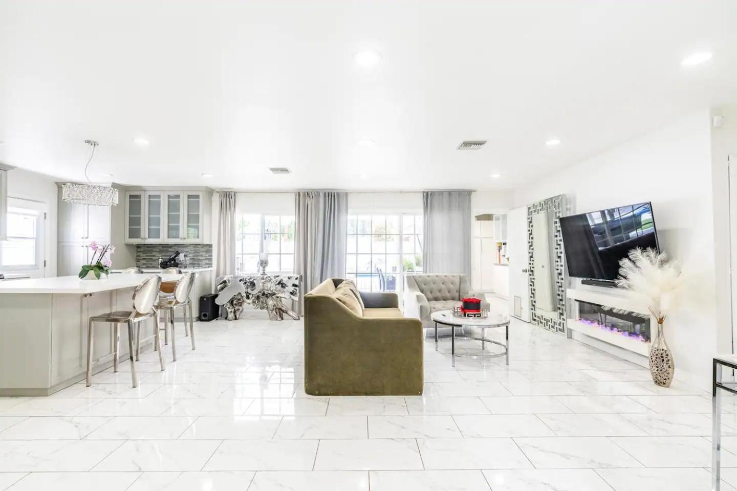 New Luxury Entertaining House With Pool Sauna Tesla Charger Pets Holiday home Los Angeles