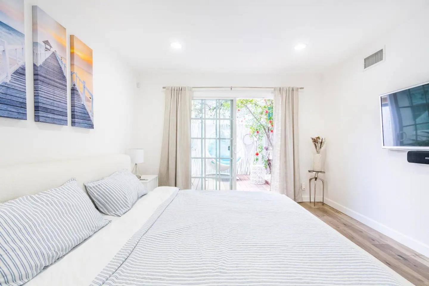 New Luxury Entertaining House With Pool Sauna Tesla Charger Pets Holiday home Los Angeles
