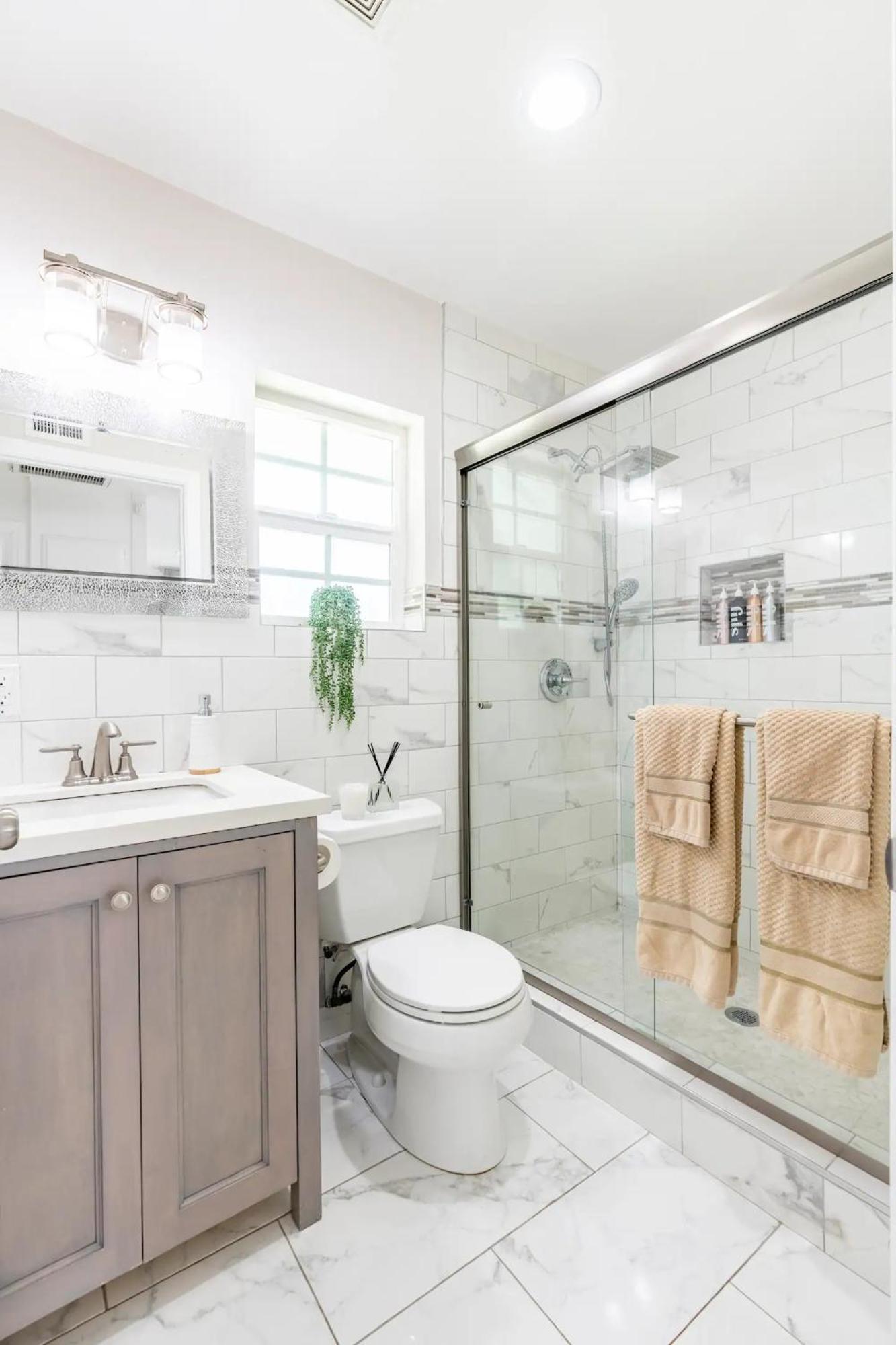 Holiday home New Luxury Entertaining House With Pool Sauna Tesla Charger Pets Los Angeles