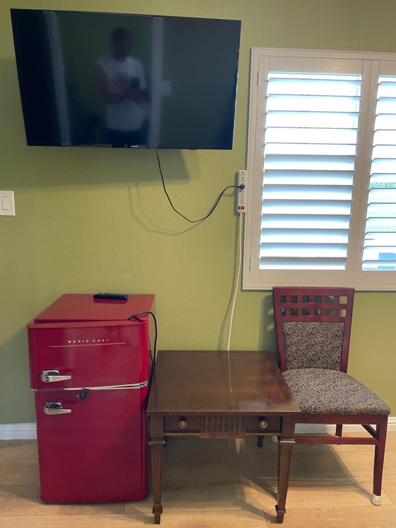 Homestay Private In Angeles With Wifi, Tv, And View Of Hollywood Sign & Shared Kitchen *