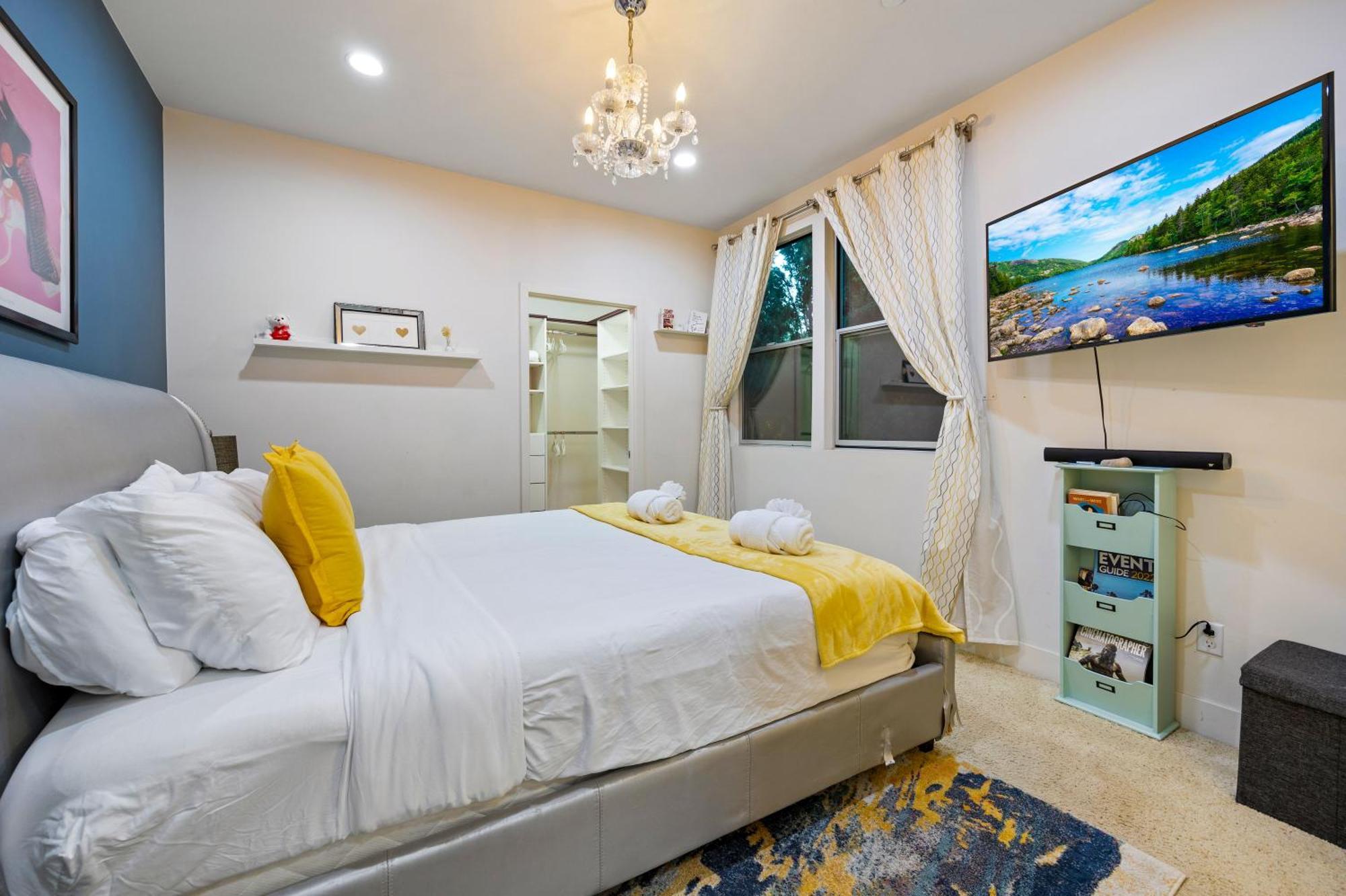 Villa Chic Silver Oasis With Breathtaking Skyline Views, Private Rooftop & Garage