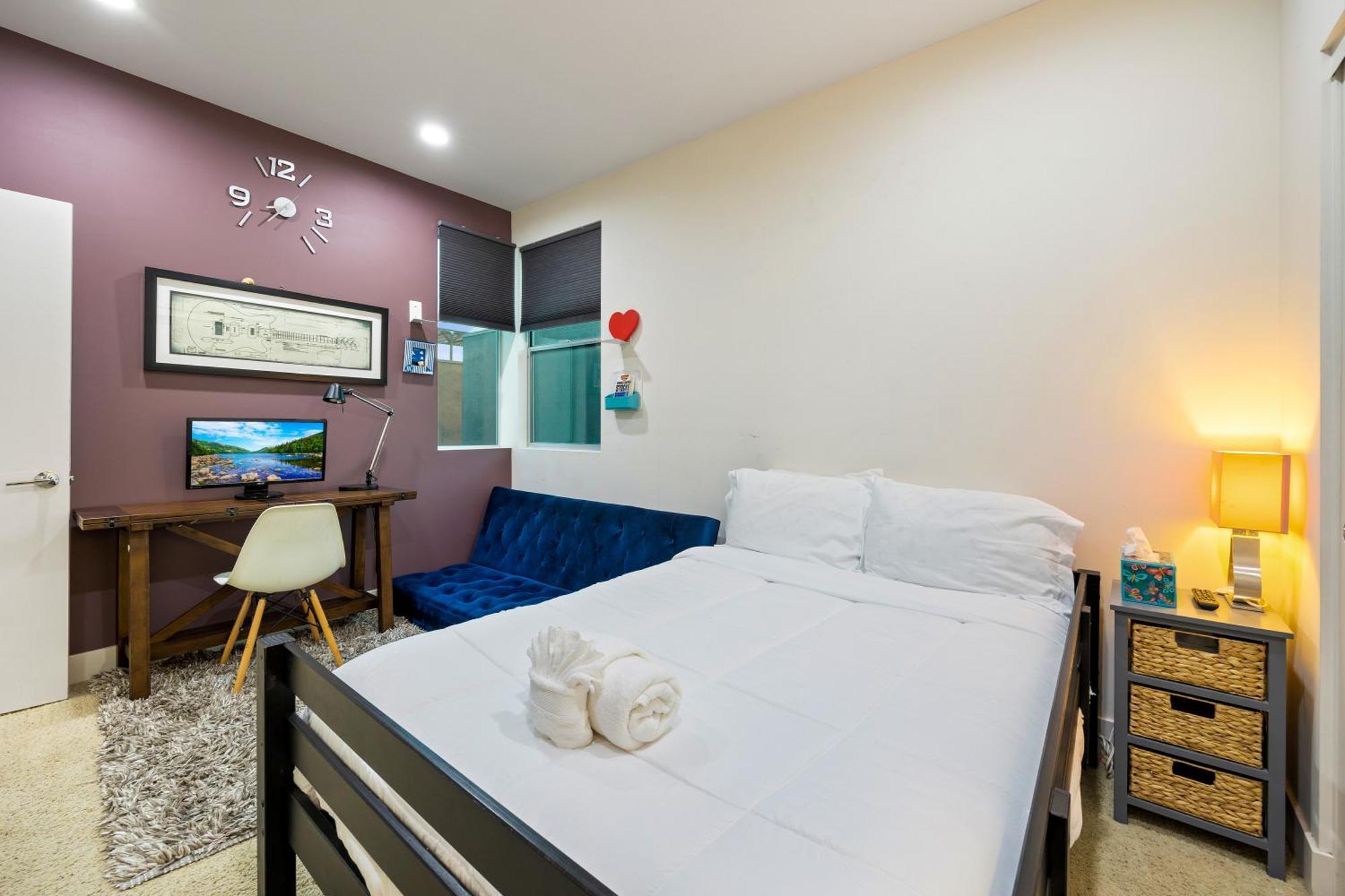 Villa Chic Silver Oasis With Breathtaking Skyline Views, Private Rooftop & Garage