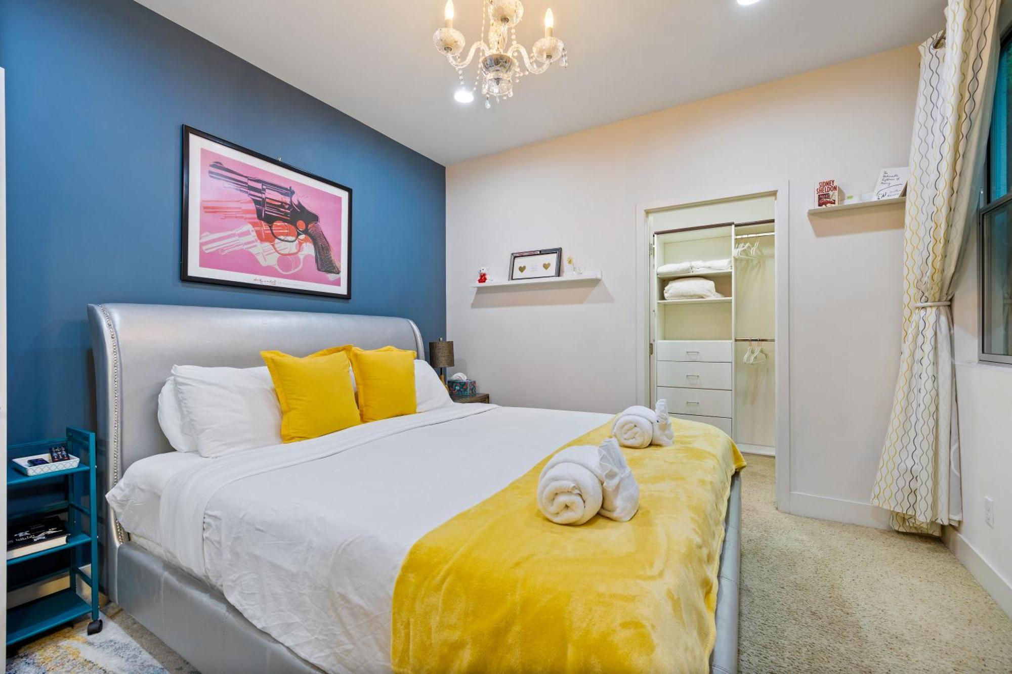 Chic Silver Oasis With Breathtaking Skyline Views, Private Rooftop & Garage Villa