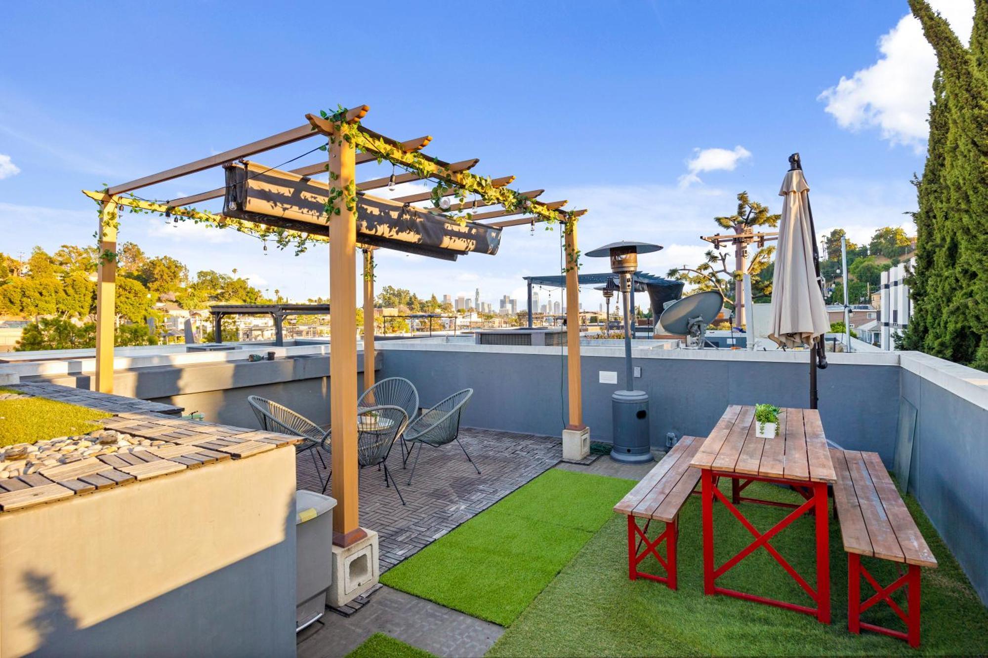 Chic Silver Oasis With Breathtaking Skyline Views, Private Rooftop & Garage Villa