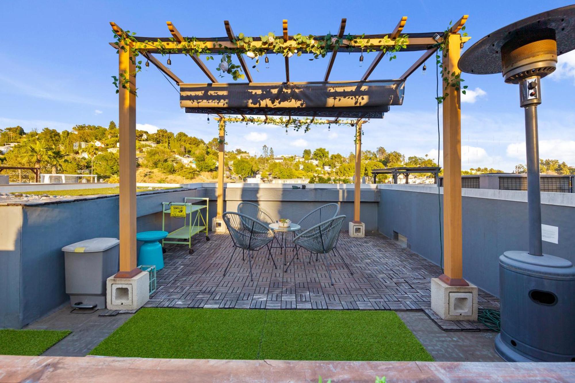 Villa Chic Silver Oasis With Breathtaking Skyline Views, Private Rooftop & Garage Los Angeles