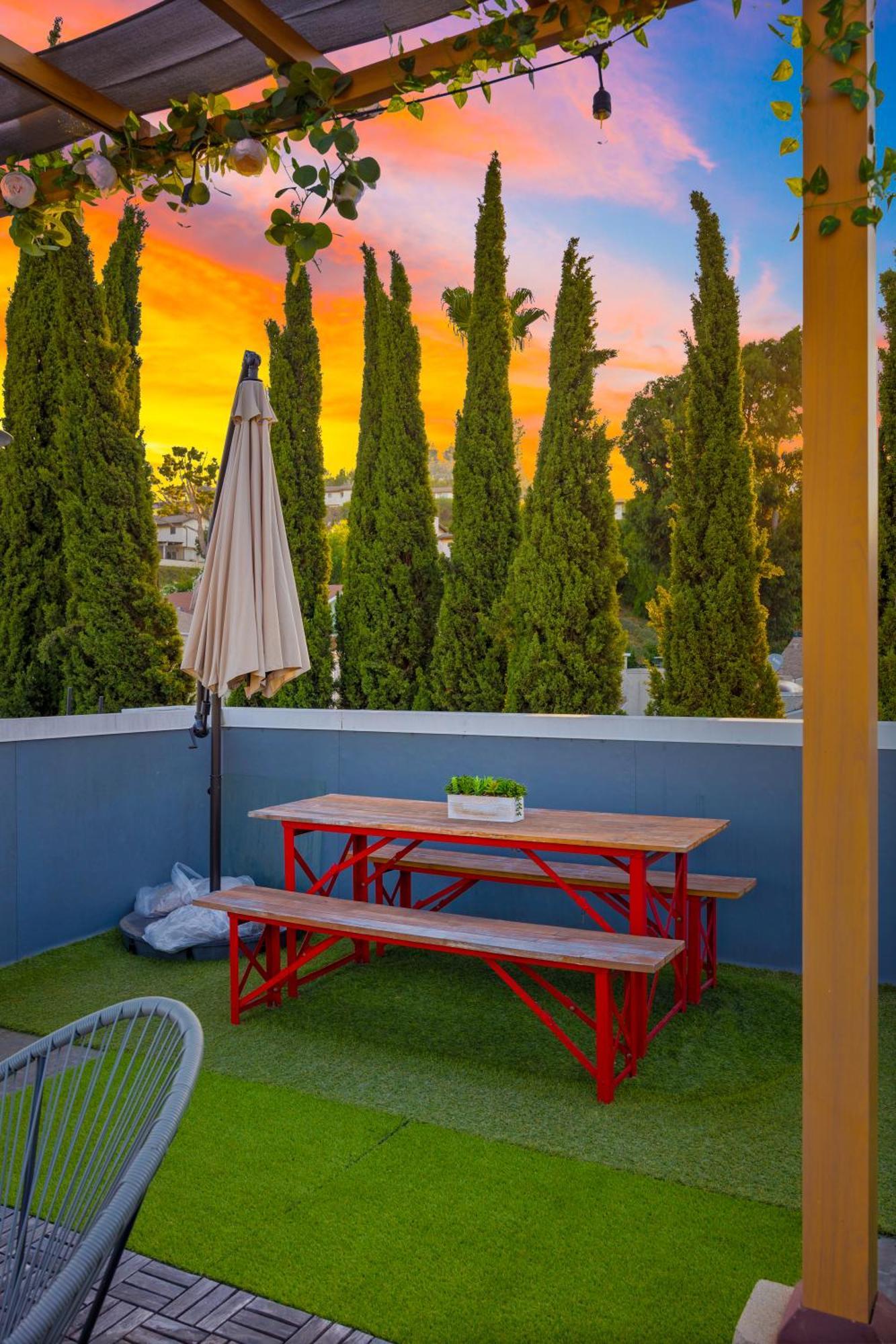 Chic Silver Oasis With Breathtaking Skyline Views, Private Rooftop & Garage * Los Angeles