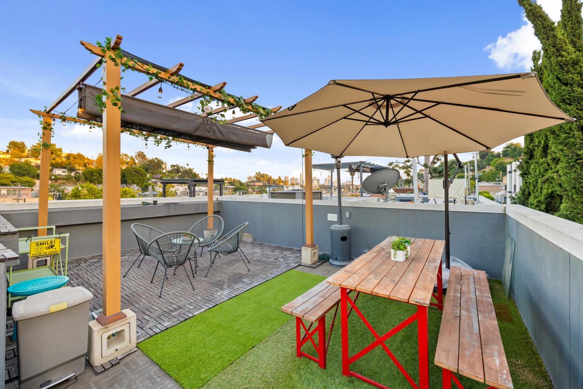 Chic Silver Oasis With Breathtaking Skyline Views, Private Rooftop & Garage Villa