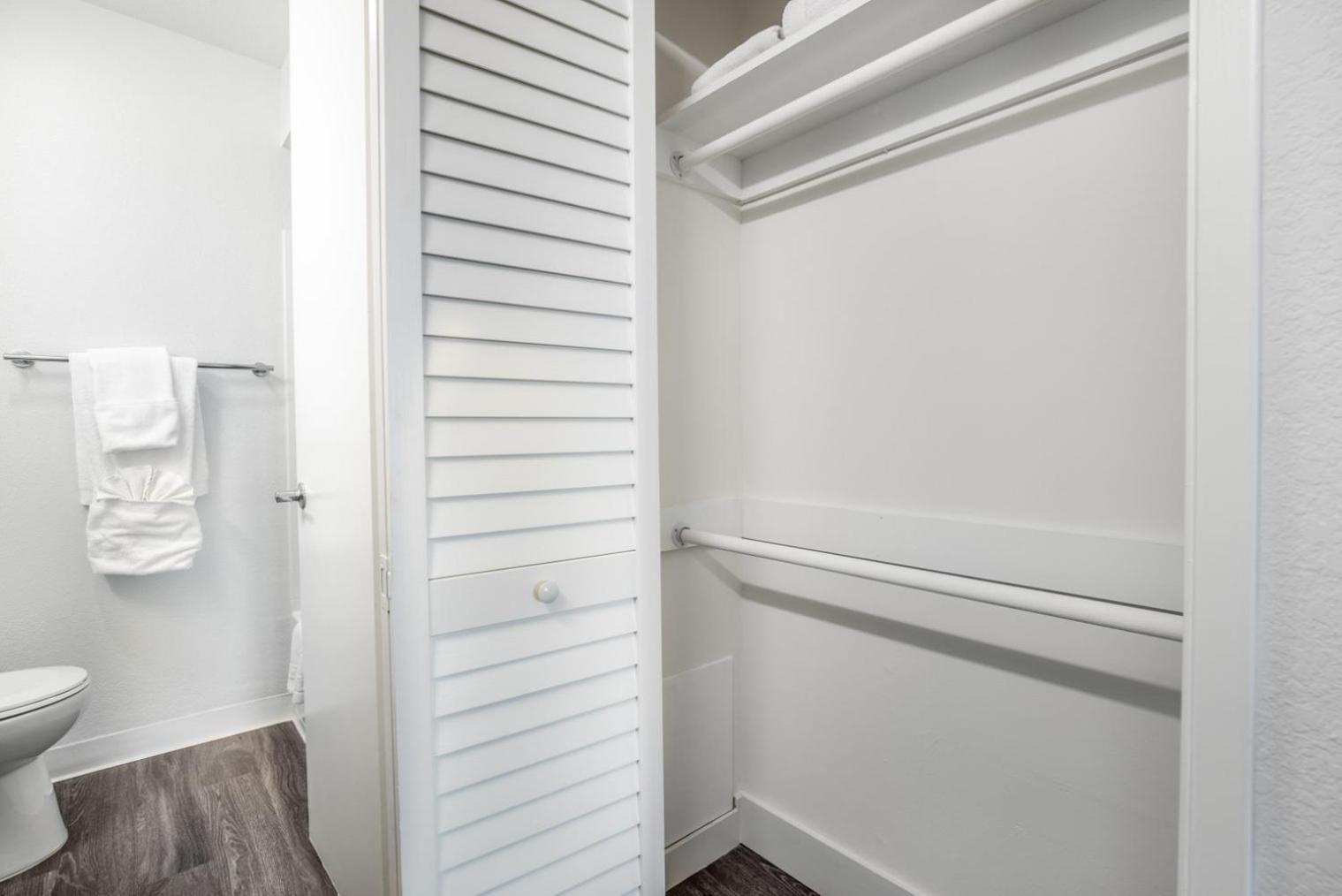 Culver 1br W Gym Pool Wd Nr Shops Lax-327