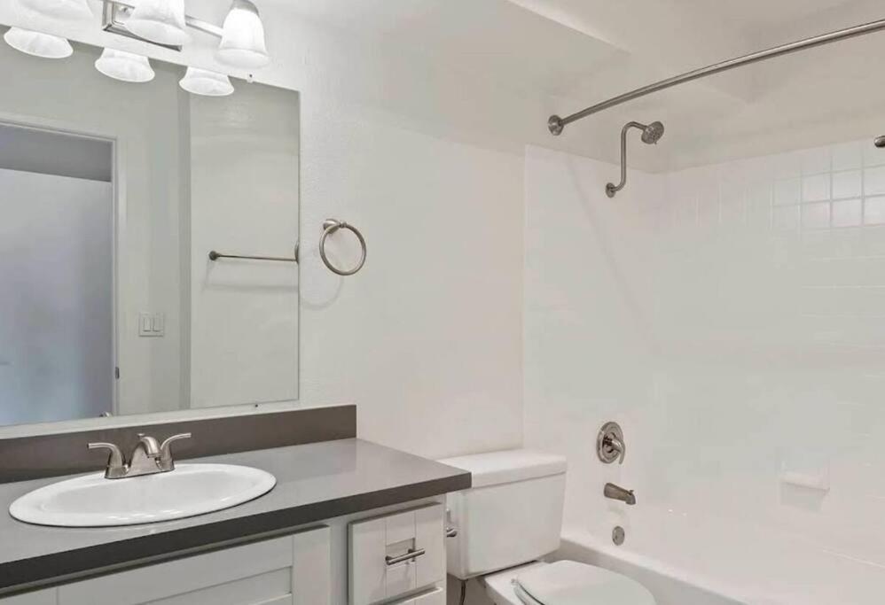 Hollywood 2bed W Rooftop Pool & Panoramic View Apartment