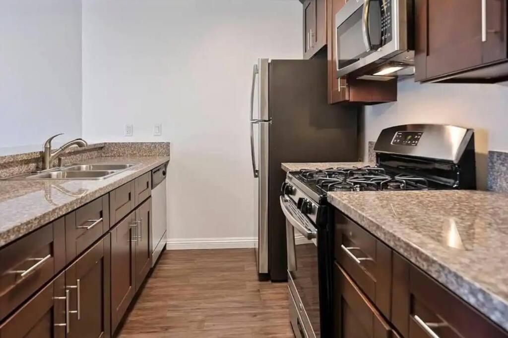 Hollywood 2bed W Rooftop Pool & Panoramic View *