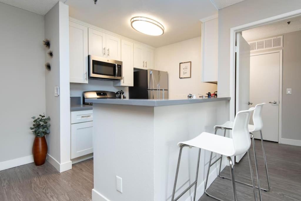 Hollywood 2bed W Rooftop Pool & Panoramic View *
