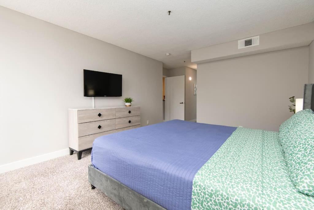 Hollywood 2bed W Rooftop Pool & Panoramic View