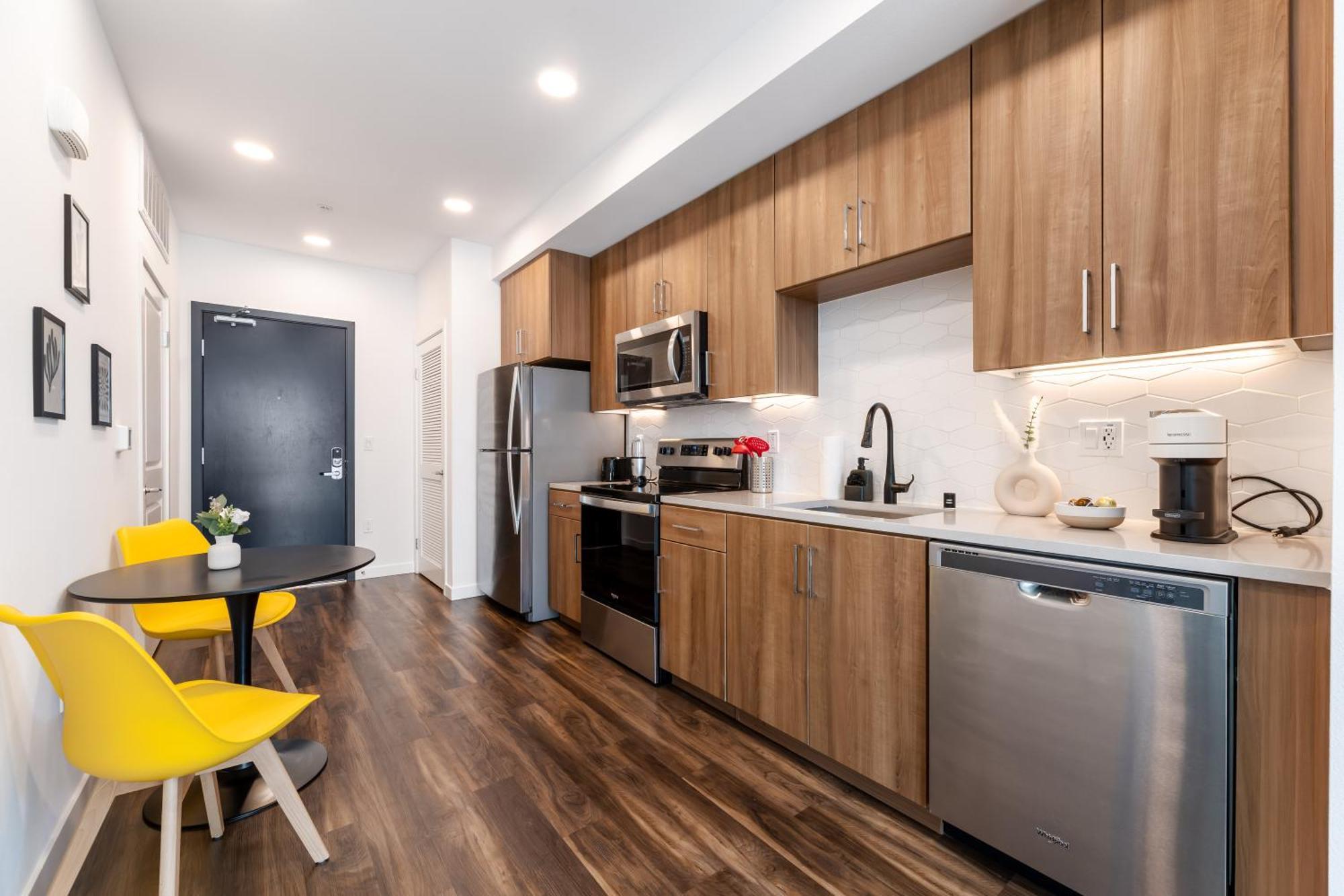 Luxury Hollywood - Pool/gym/parking Apartment