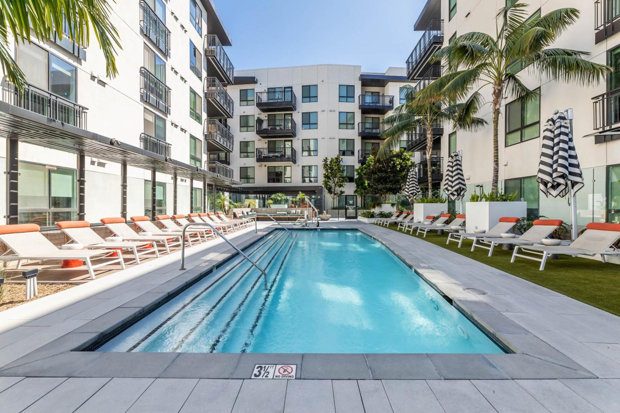 Luxury Hollywood - Pool/gym/parking Apartment