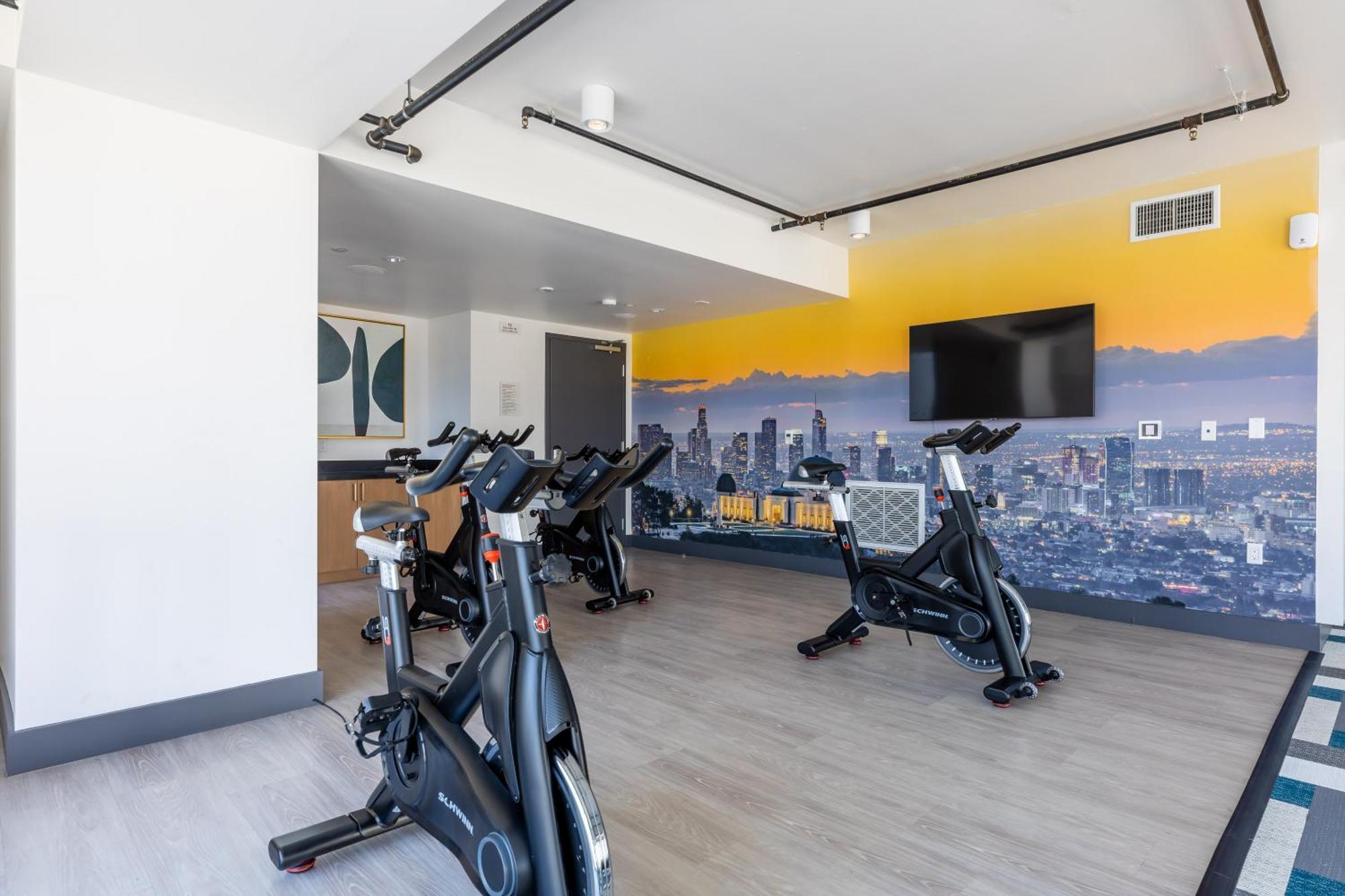 Luxury Hollywood - Pool/gym/parking