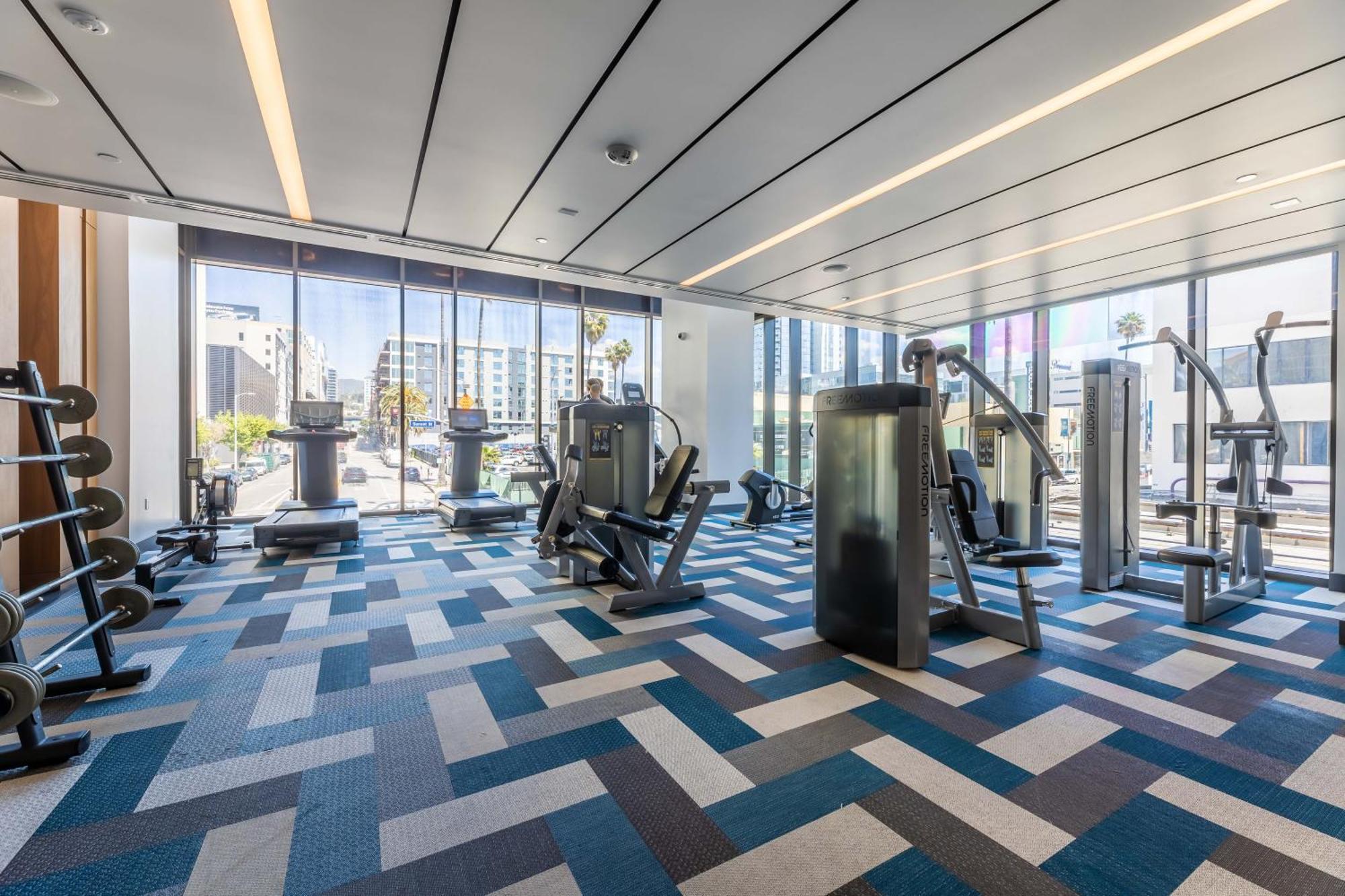 Luxury Hollywood - Pool/gym/parking Apartment Los Angeles