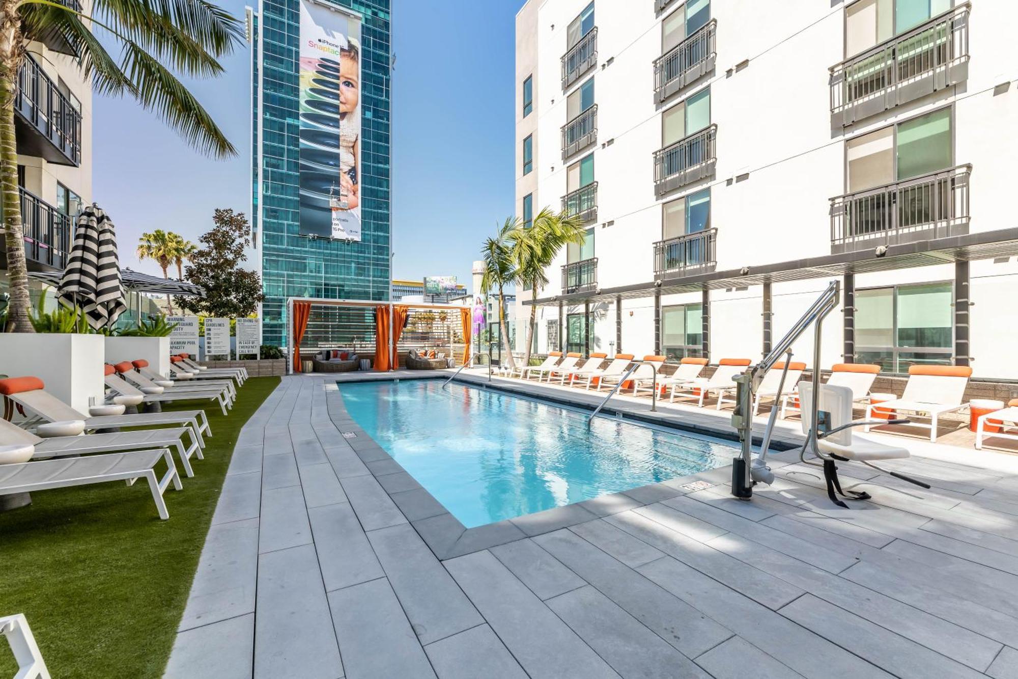 Luxury Hollywood - Pool/gym/parking Apartment