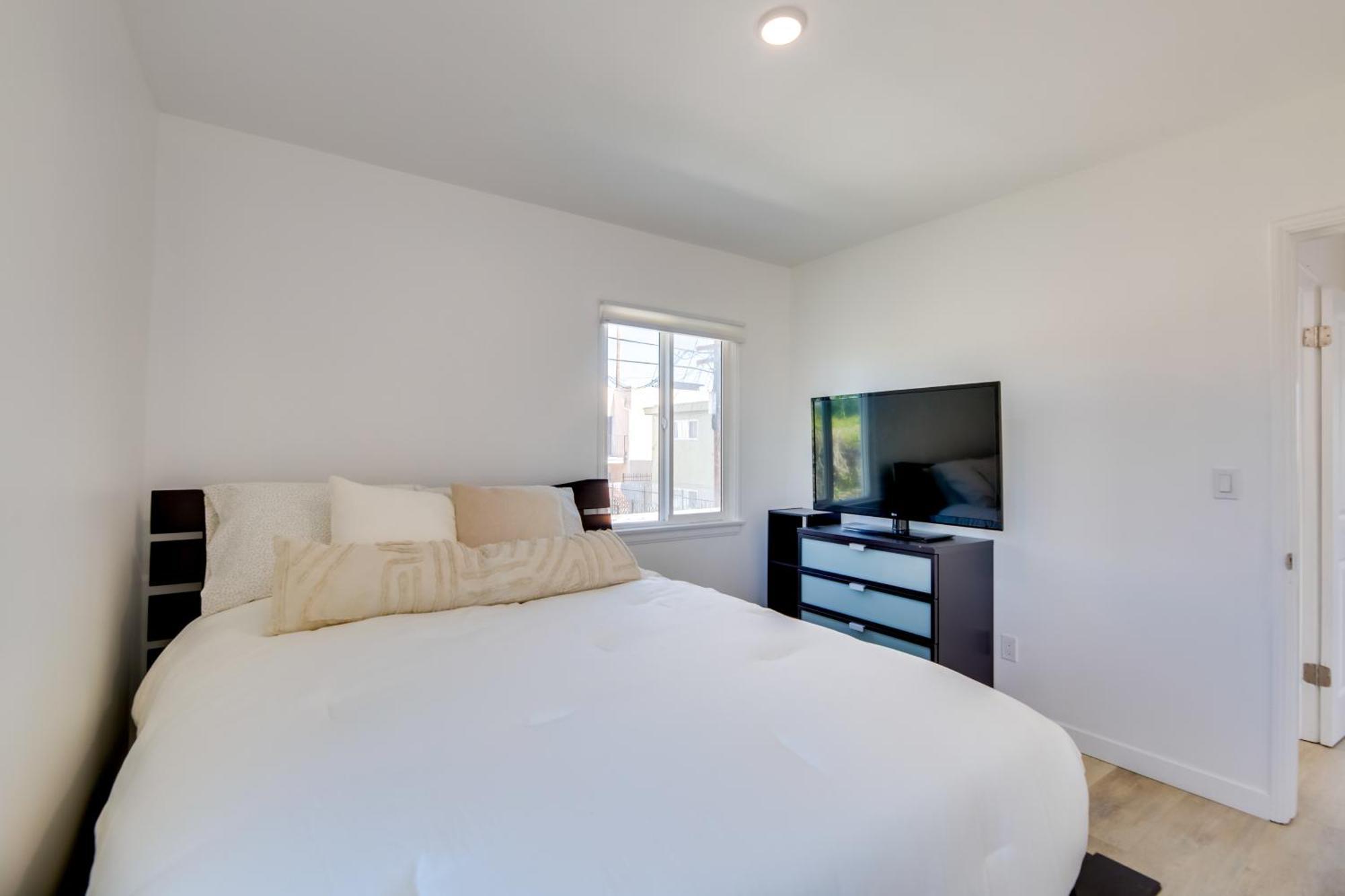 Apartment Chic Angeles Abode 6 Mi To Santa Monica Pier *