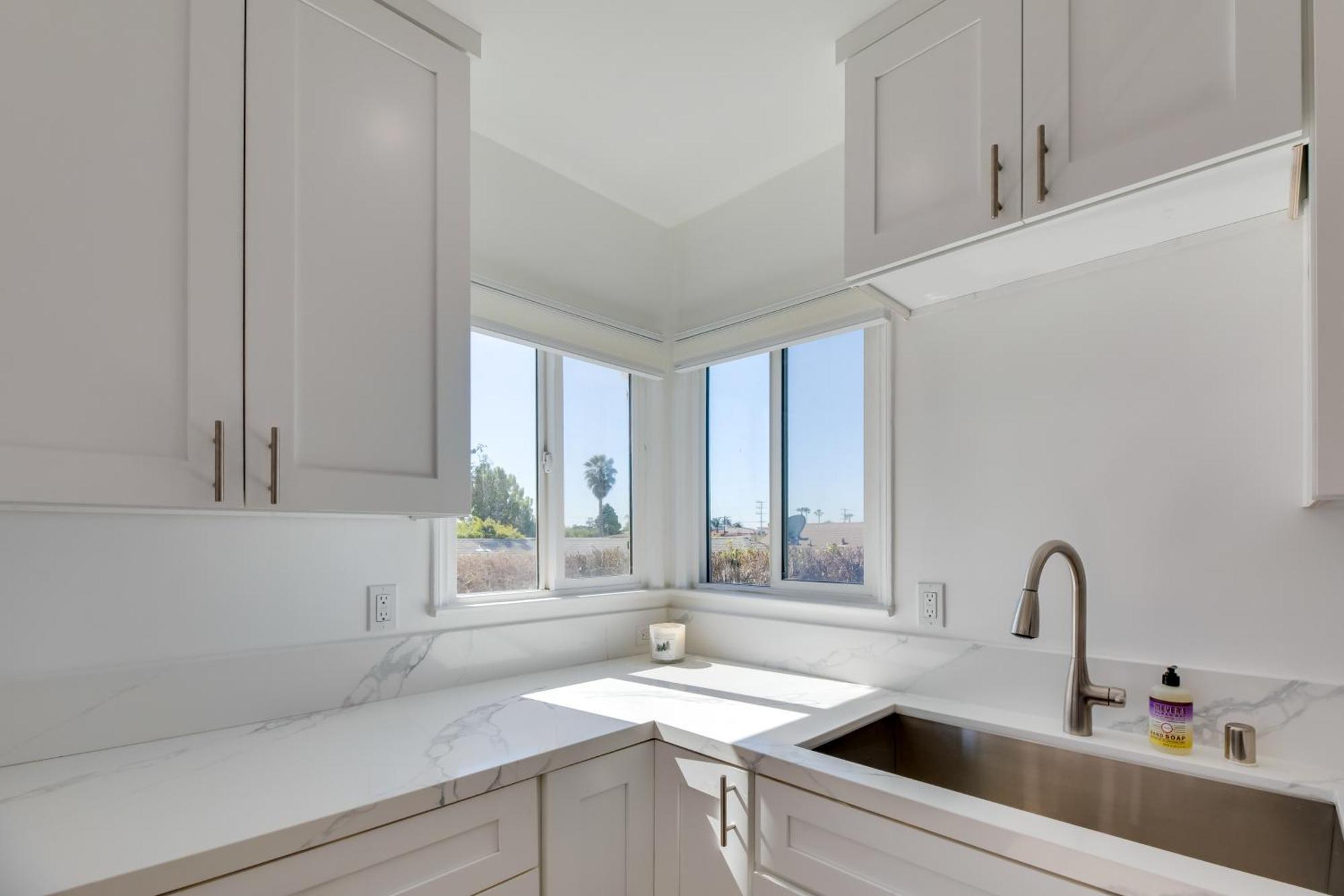 Chic Angeles Abode 6 Mi To Santa Monica Pier Apartment