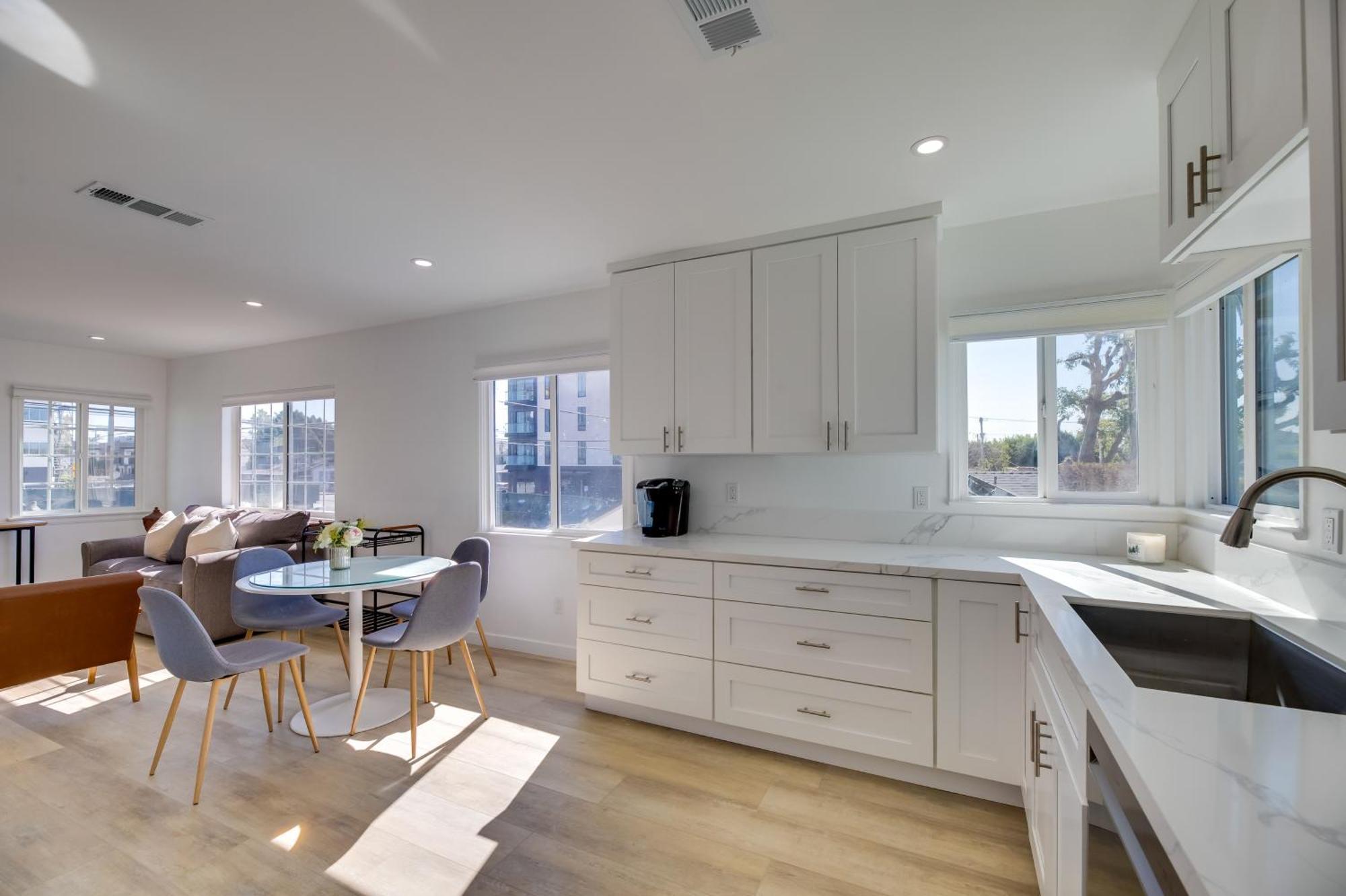 Chic Angeles Abode 6 Mi To Santa Monica Pier Apartment