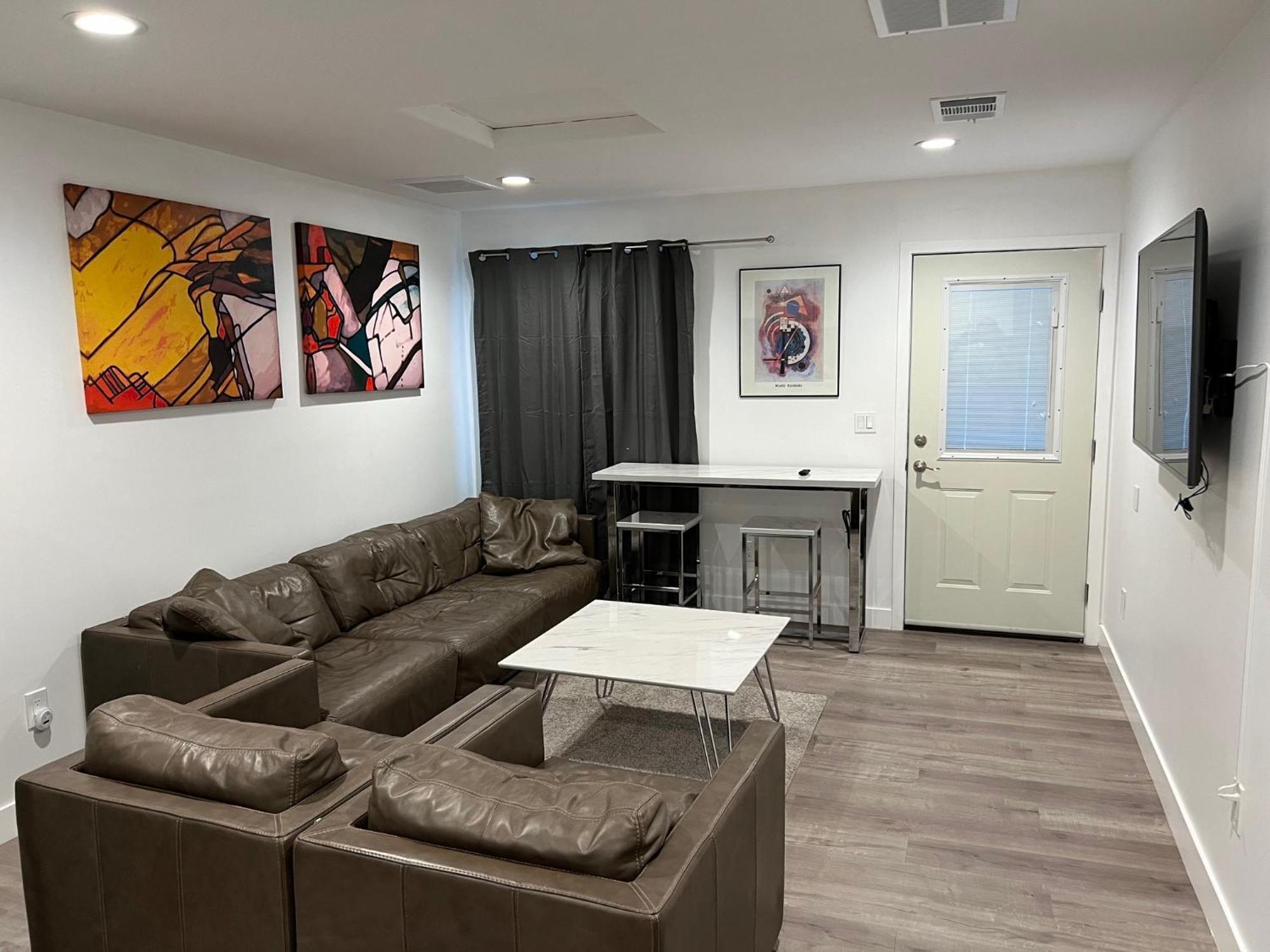 Private 1bedroom & 1bathroom Perfect For 2+ Near Universal Holiday home *