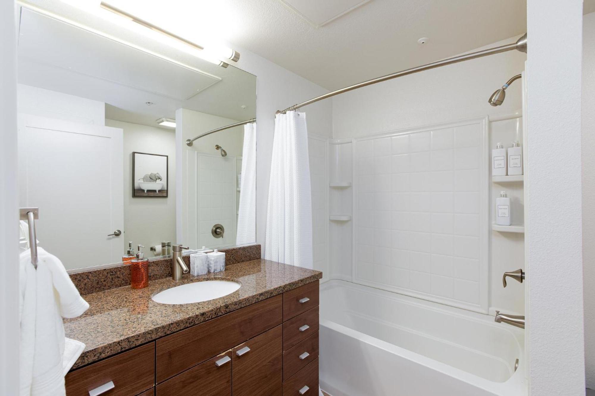 Marina Del Rey Free Parking, Wi-fi, Gym, Pool & Hot Tub