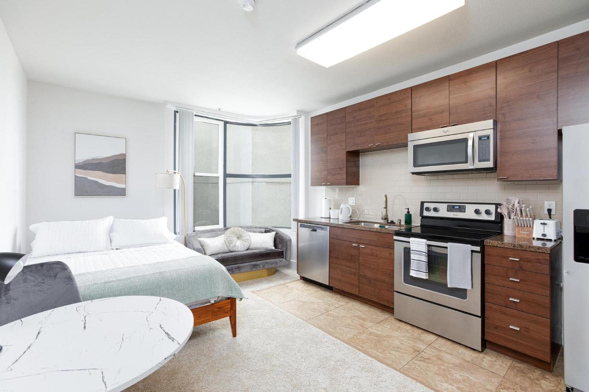 Marina Del Rey Free Parking, Wi-fi, Gym, Pool & Hot Tub Los Angeles