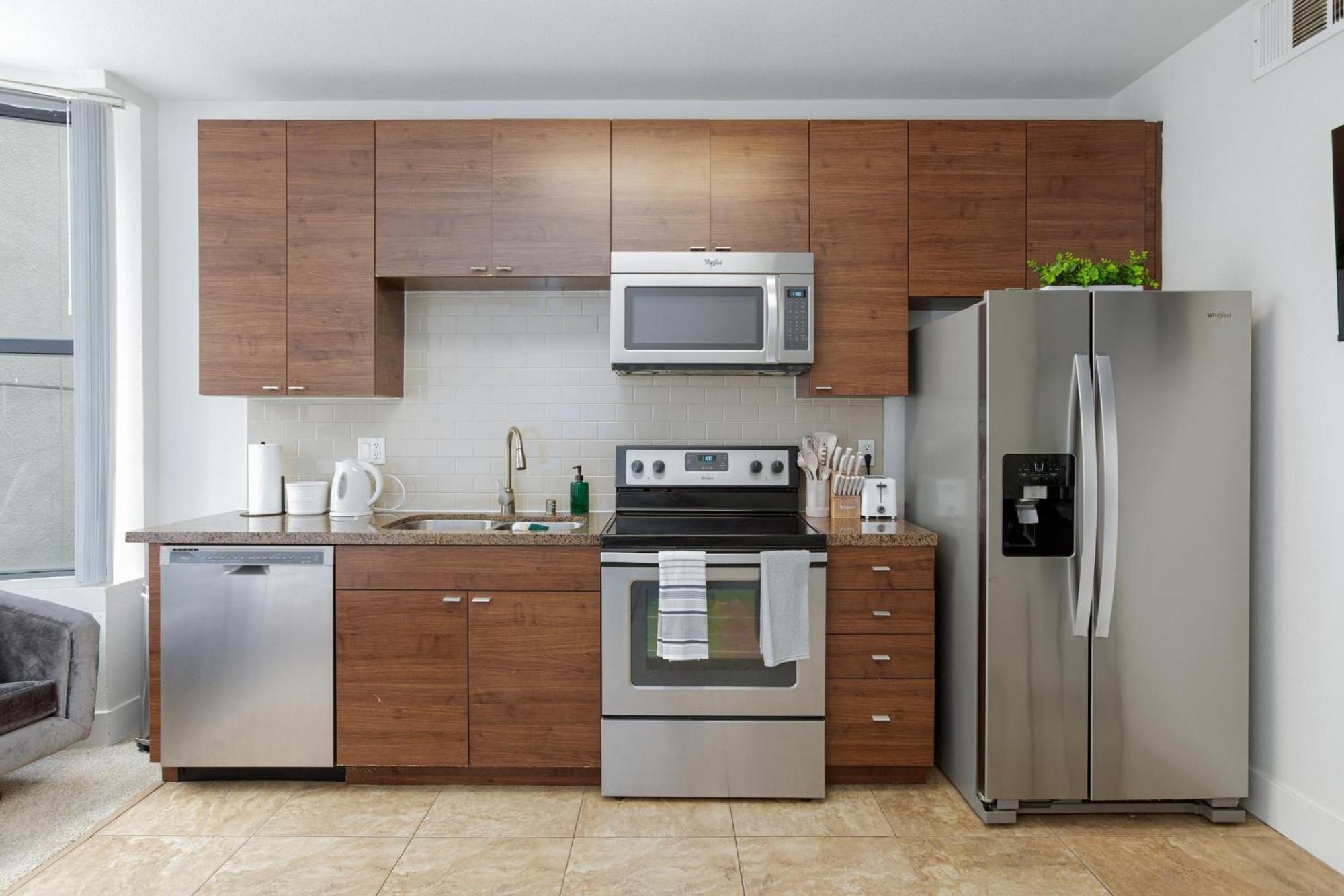 Marina Del Rey Free Parking, Wi-fi, Gym, Pool & Hot Tub Apartment *