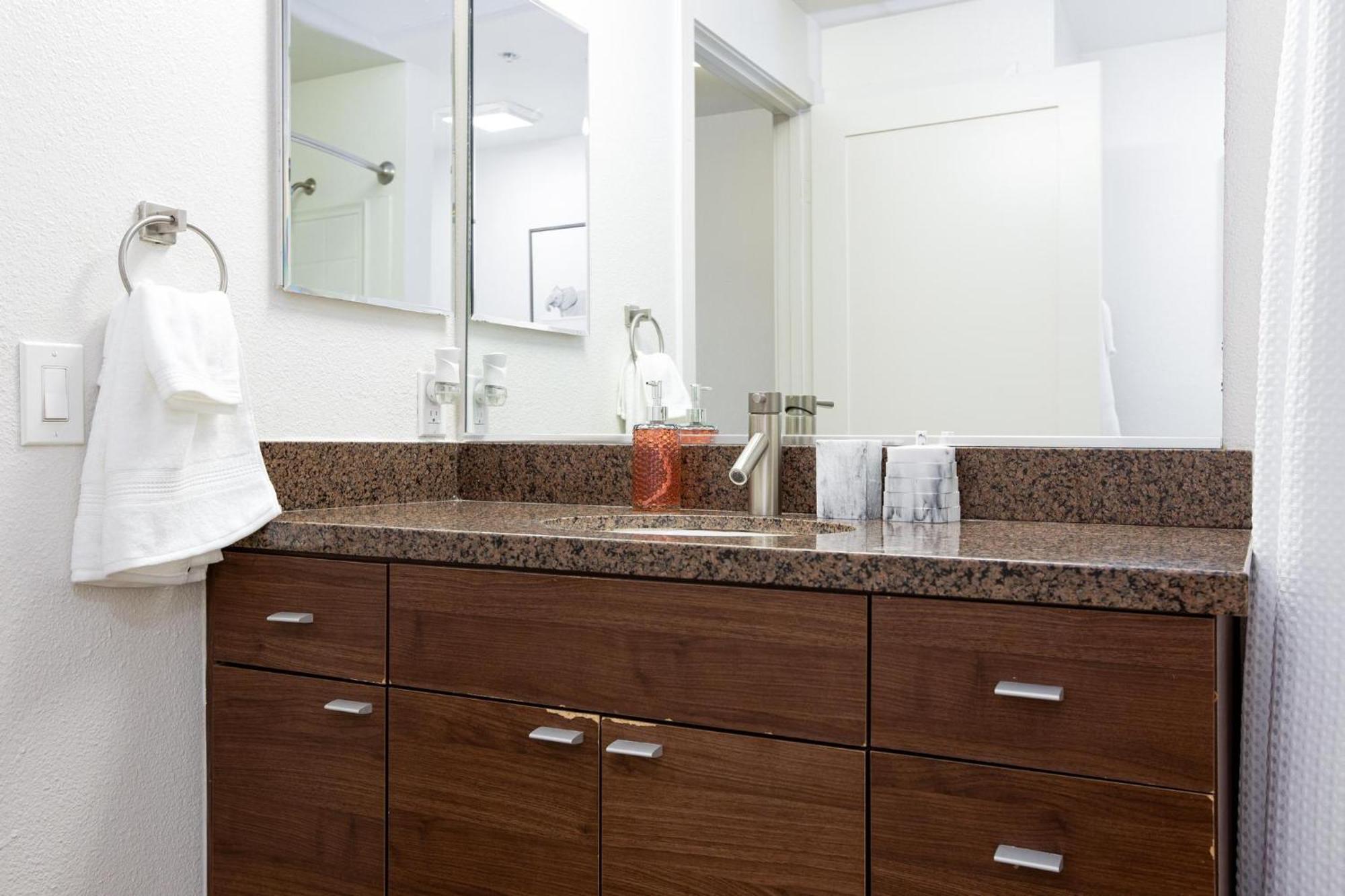 Marina Del Rey Free Parking, Wi-fi, Gym, Pool & Hot Tub Apartment