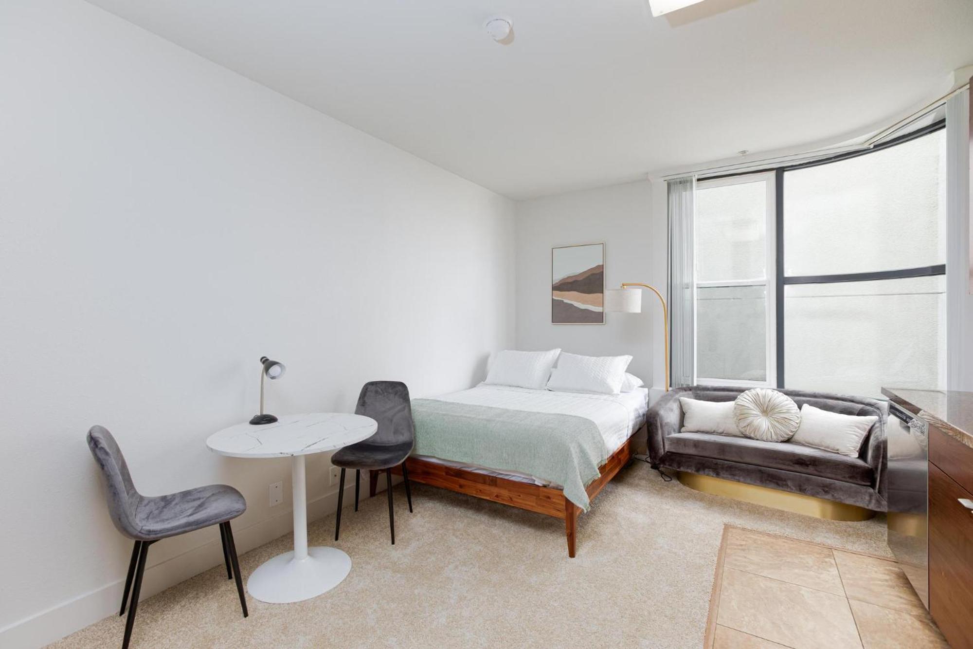Marina Del Rey Free Parking, Wi-fi, Gym, Pool & Hot Tub Apartment *