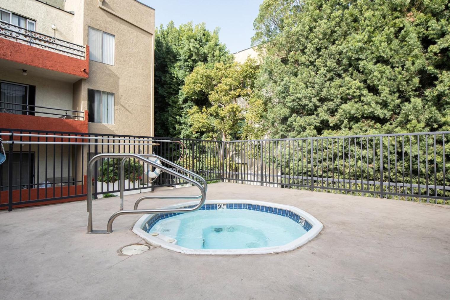 N Hollywood 2br W Gym Pool Nr Tj Shops Lax-633 *