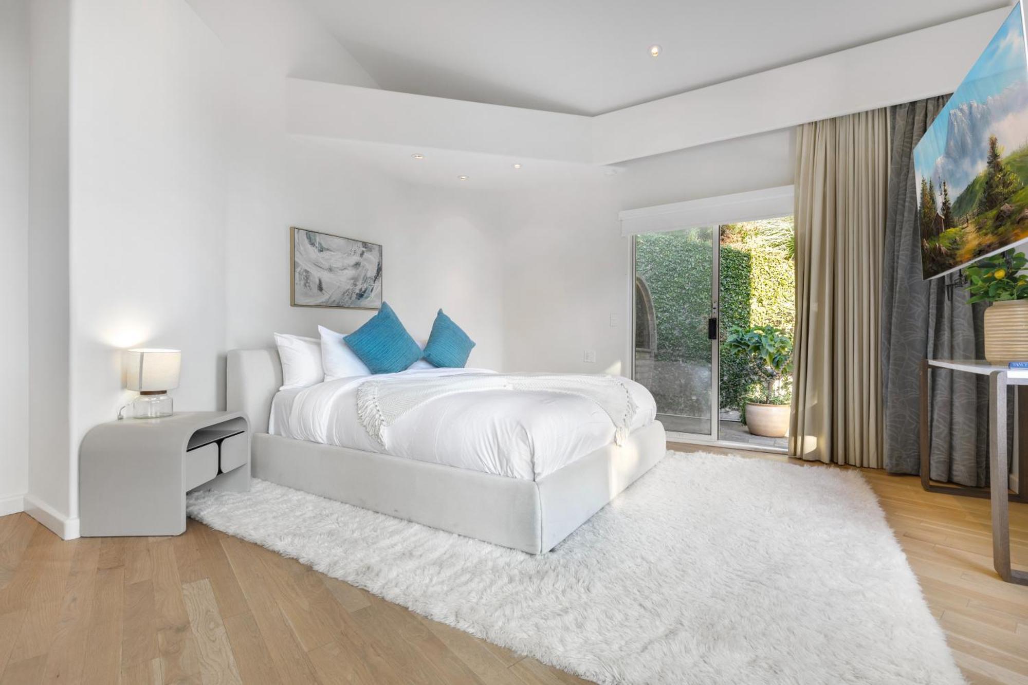 Rising Glen Apartment Los Angeles