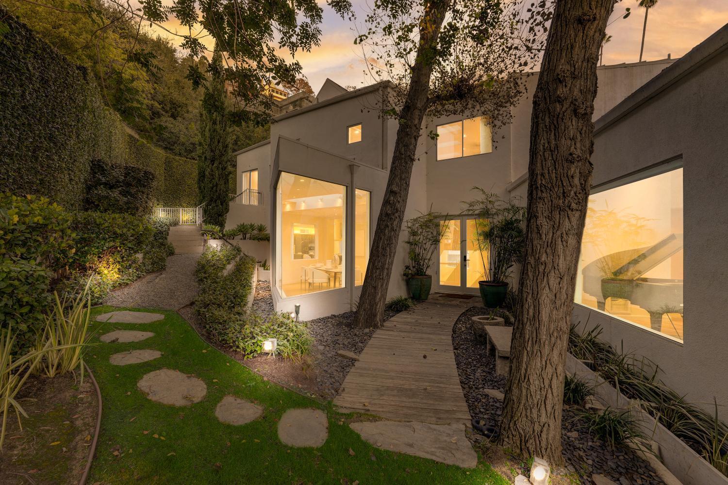 Rising Glen Apartment Los Angeles