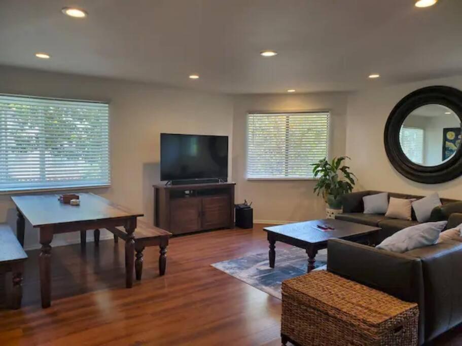 Apartment Located In The Heart Of The West Side Los Angeles
