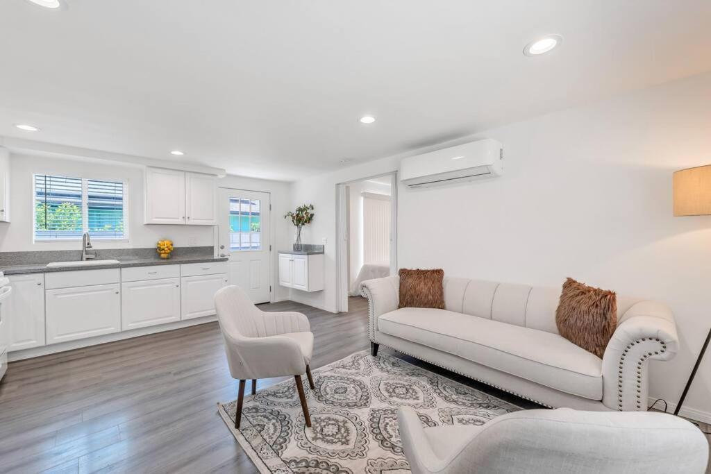 Modern 1-bedroom In A Prime La Location Apartment *