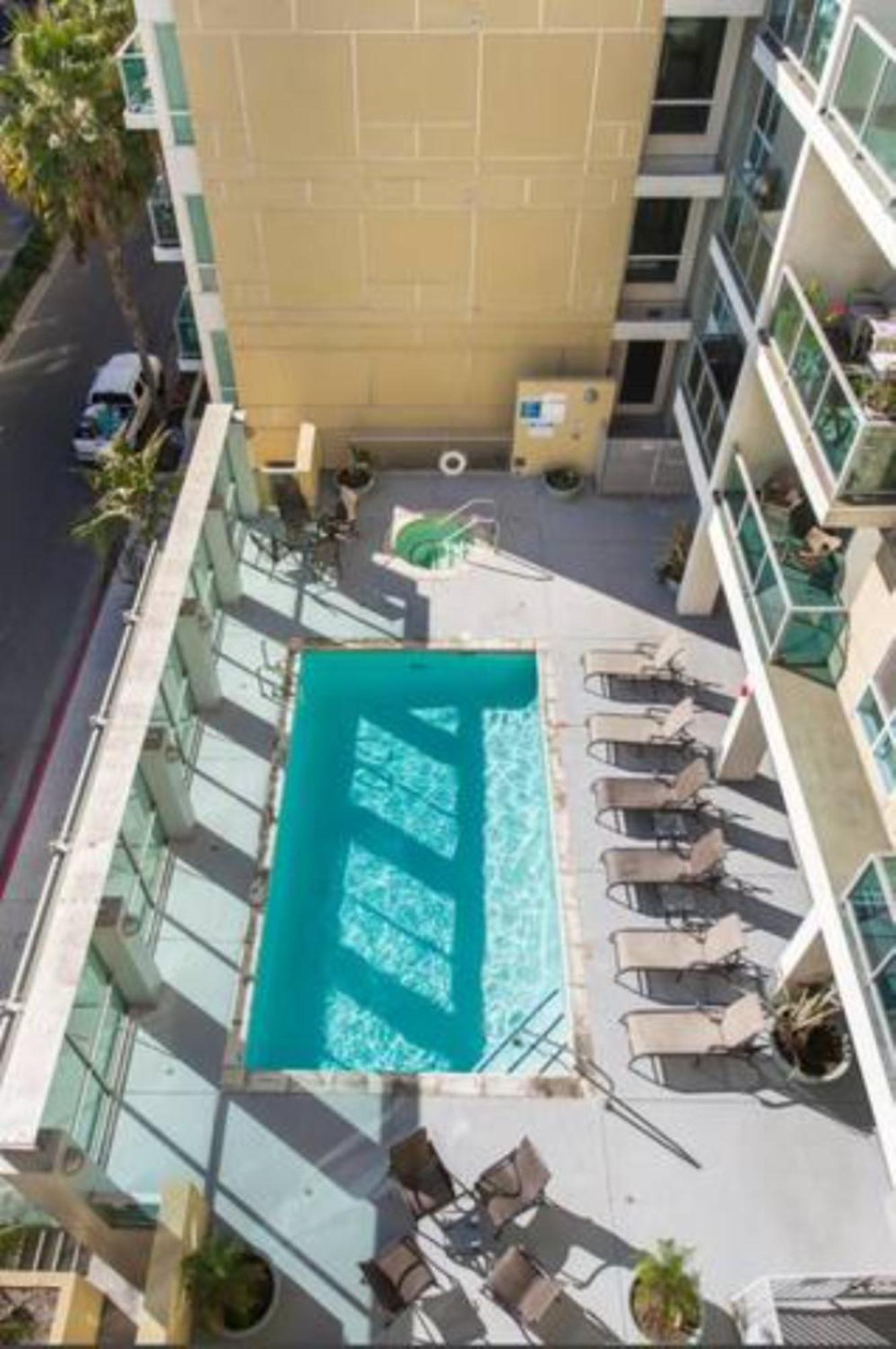 The Turquoise Lounge - Chic 2br View Pool, Sauna Apartment