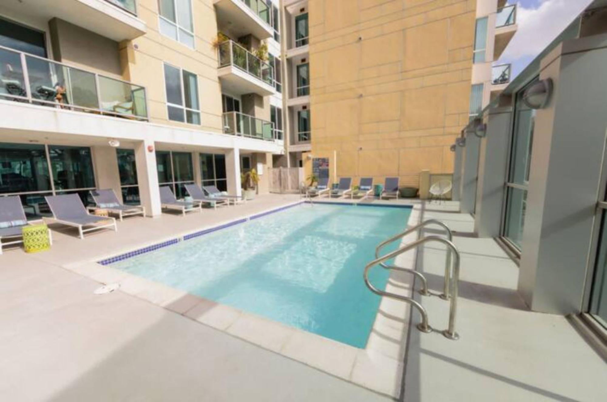 The Turquoise Lounge - Chic 2br View Pool, Sauna Apartment