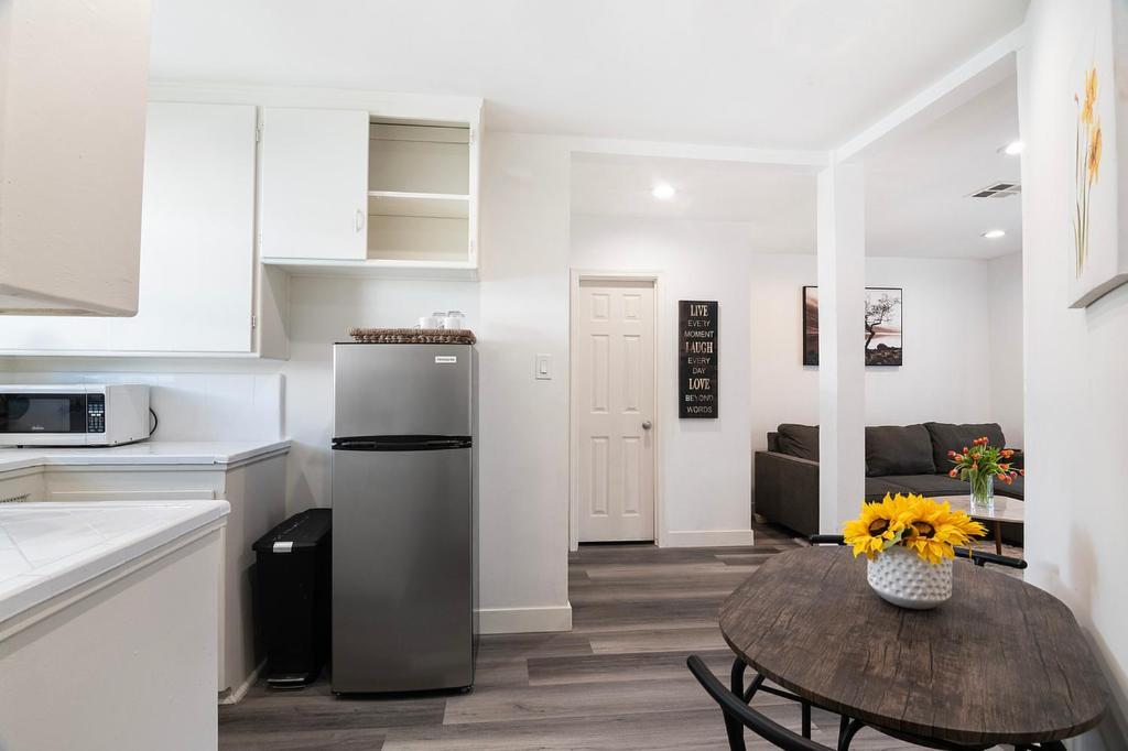 Beautiful 3 Bedroom Beverly Hills Adj Apartment *