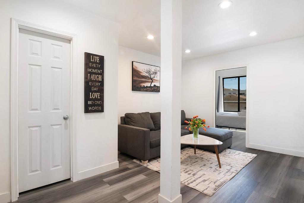 Beautiful 3 Bedroom Beverly Hills Adj