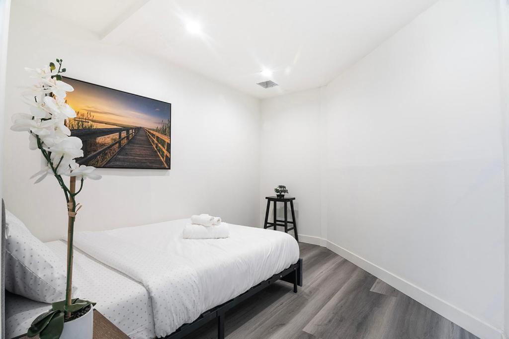 Beautiful 3 Bedroom Beverly Hills Adj Apartment Los Angeles