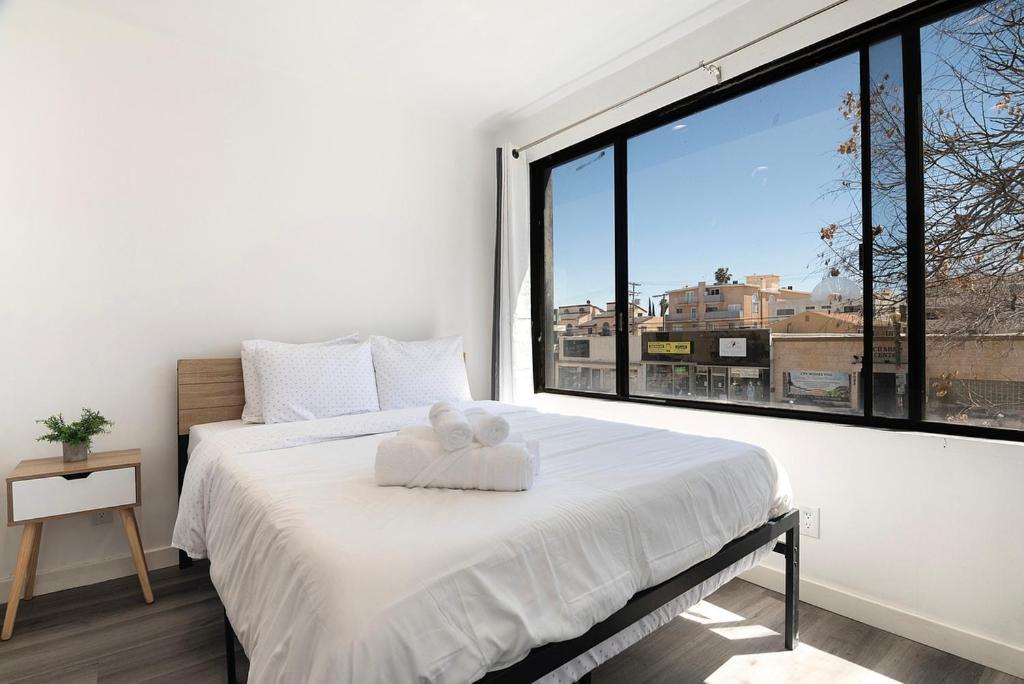 Beautiful 3 Bedroom Beverly Hills Adj Apartment