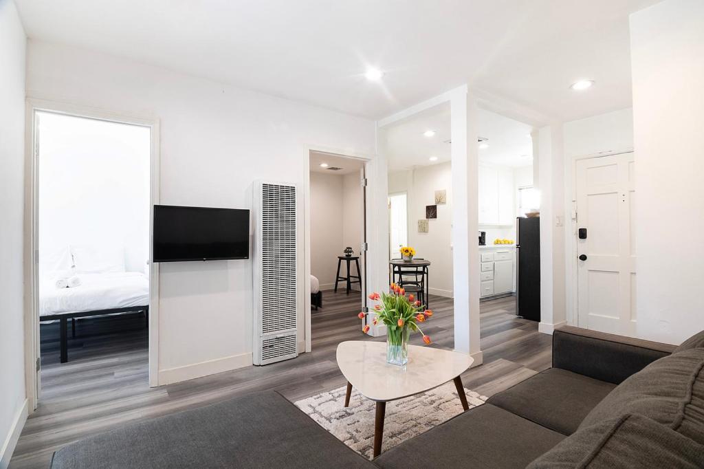Beautiful 3 Bedroom Beverly Hills Adj *