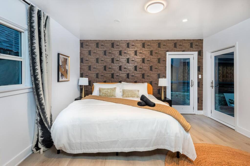 Apartment Luxurious Bel Air W/ Jacuzzi! 2bd 2ba *