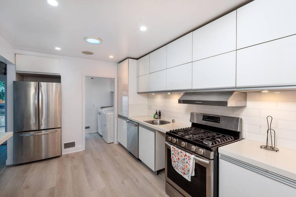 Apartment Luxurious Bel Air W/ Jacuzzi! 2bd 2ba