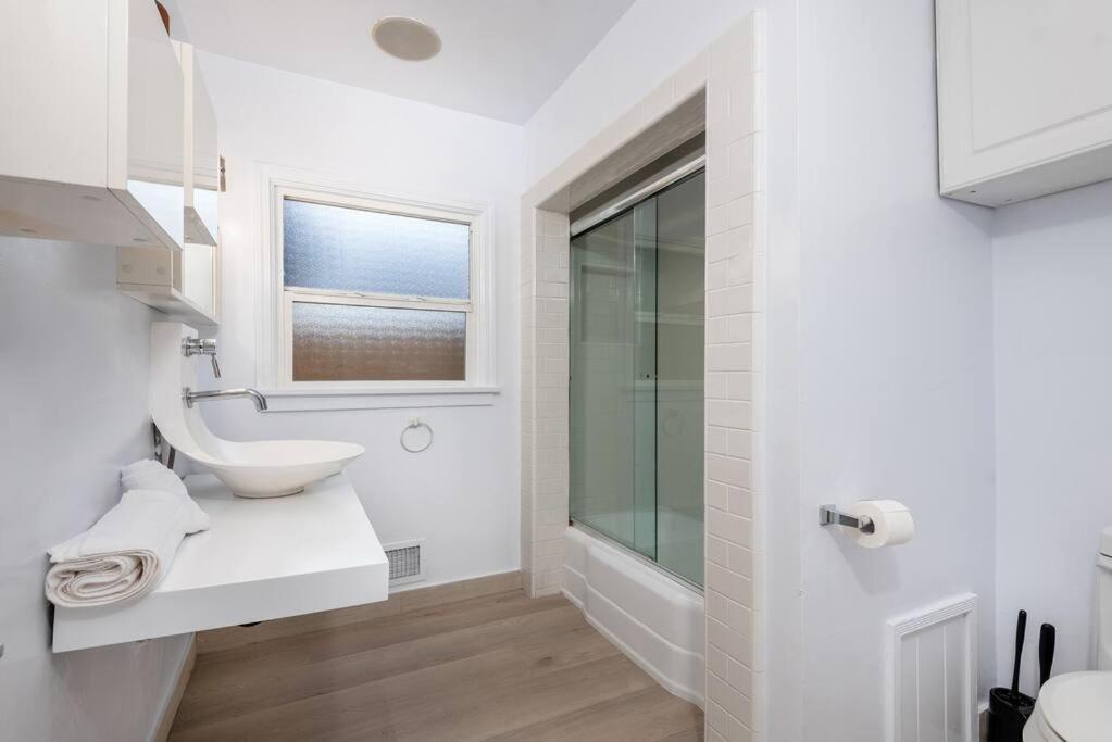 Apartment Luxurious Bel Air W/ Jacuzzi! 2bd 2ba Los Angeles