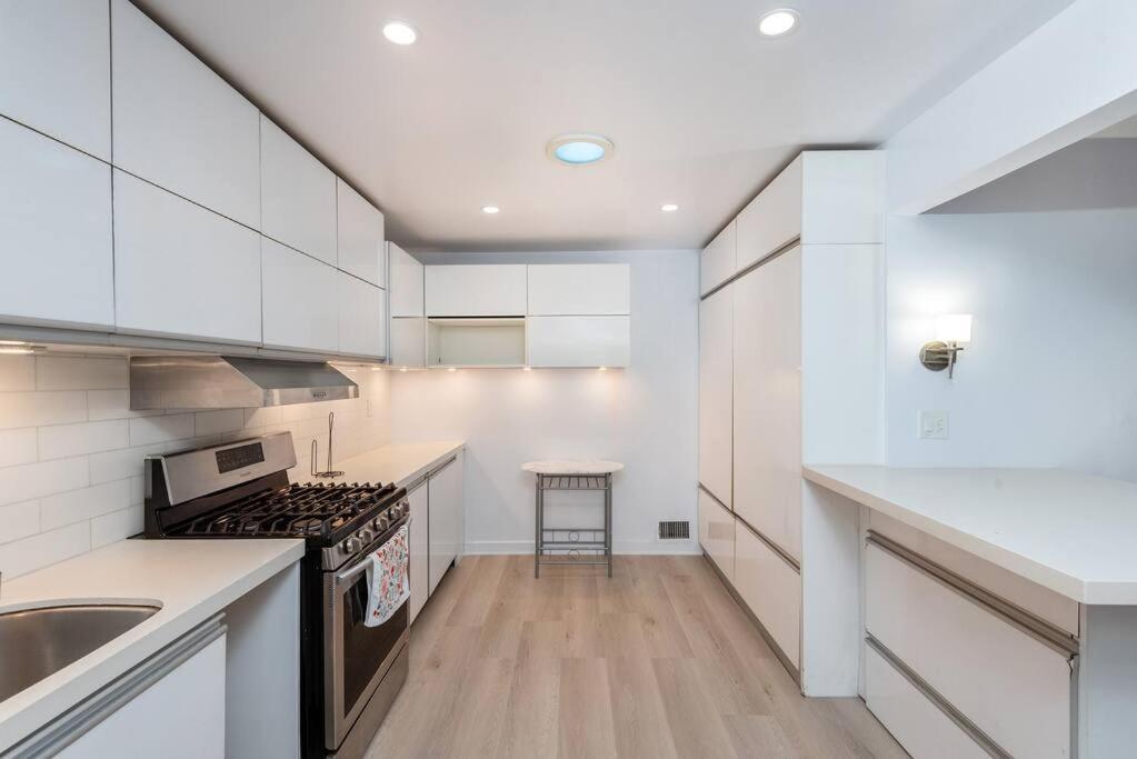 Apartment Luxurious Bel Air W/ Jacuzzi! 2bd 2ba